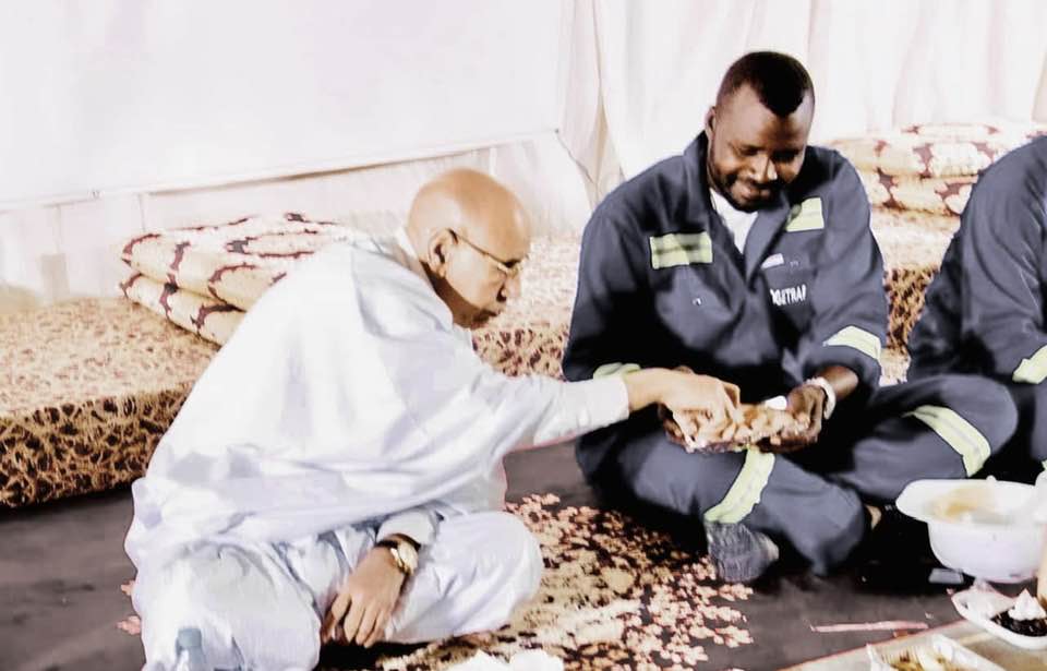 صورة من افطار الرئيس مع الحمالة رمضان الماضي
