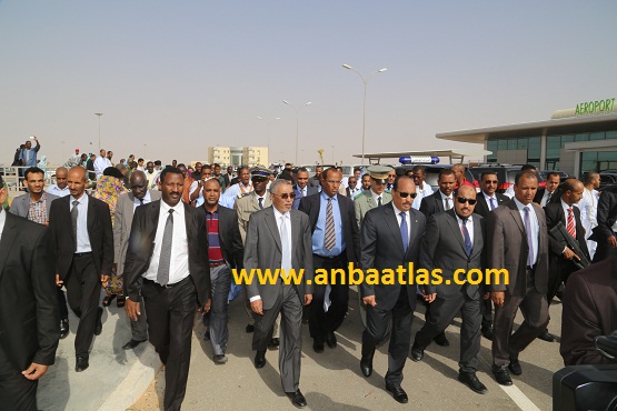 رئيس الجمهورية والوزير الأول أثناء تجوالهم في باحة المطار